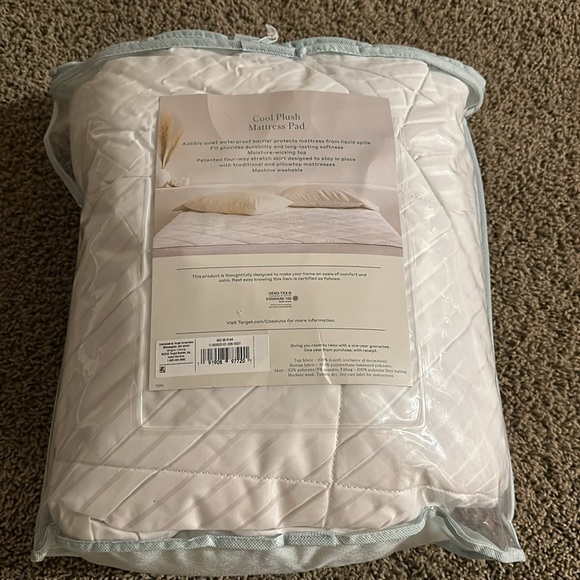Casaluna cool plush Mattress padWhite
quilted design/Waterproof/Moisture-wicking - Picture 6 of 7